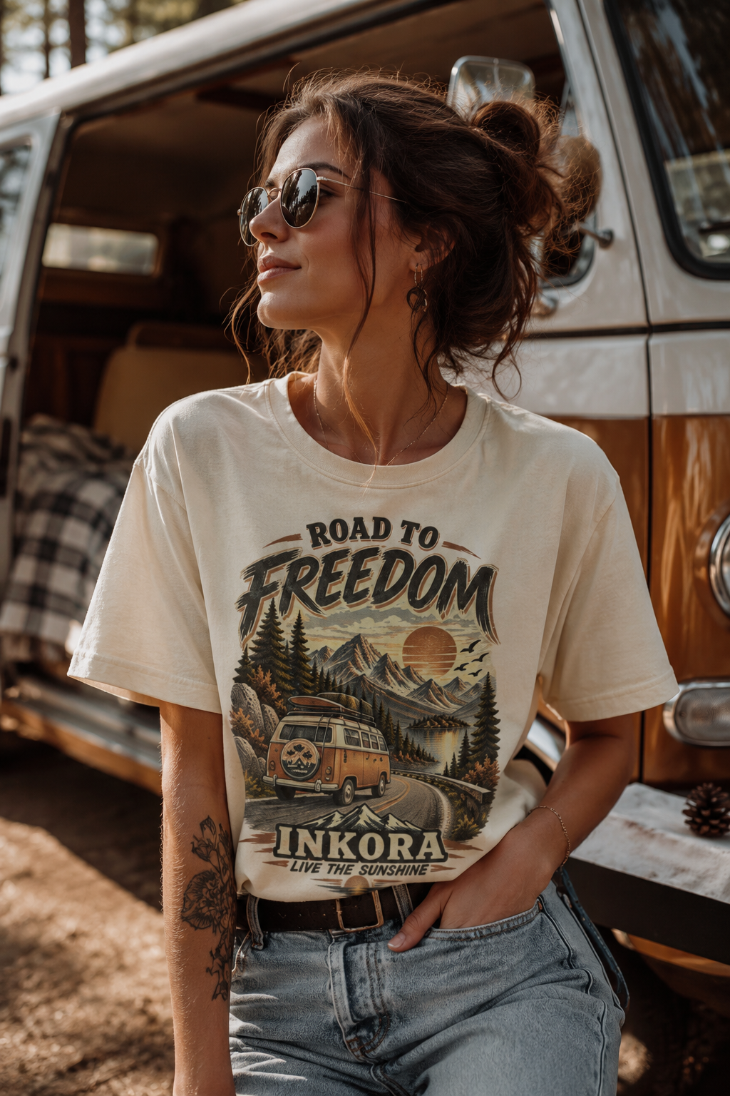 Femme portant un t-shirt vintage INKORA Road to Freedom lors d'un road trip 