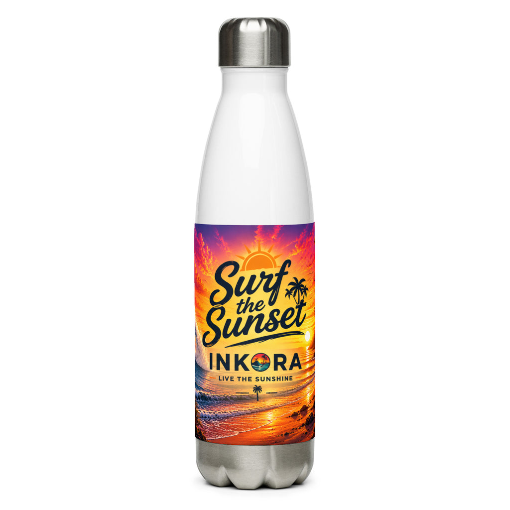 Gourde isotherme Surf the Sunset INKORA avec coucher de soleil tropical, vague, palmiers et planche de surf.